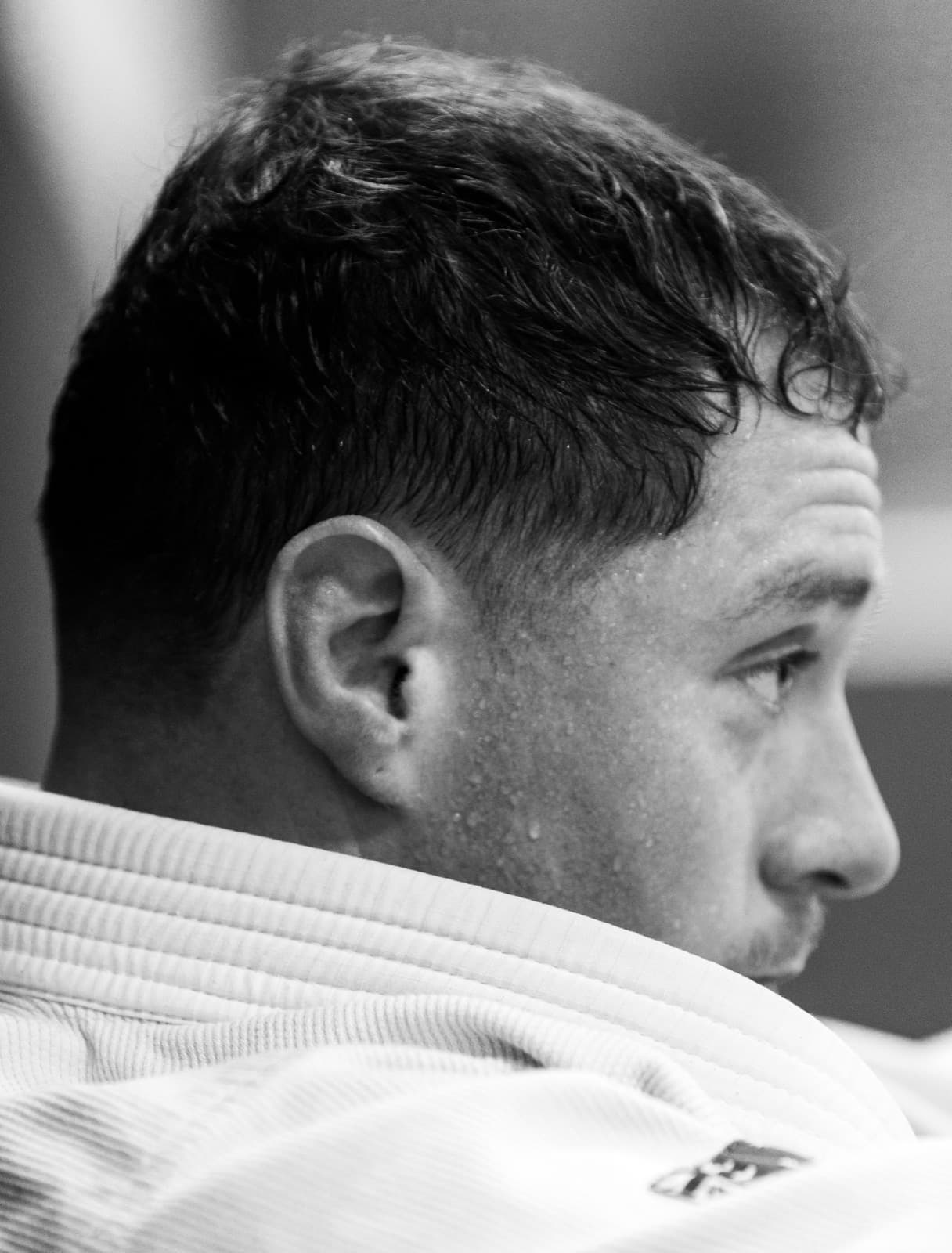 Profile, sweat detail